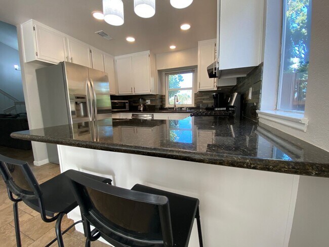 Building Photo - Gorgeous 5+3 On Cul-De-Sac