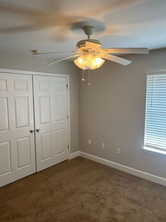 Building Photo - Great Location for this 2 bedroom 2 1/2 bath in Woods Edge South