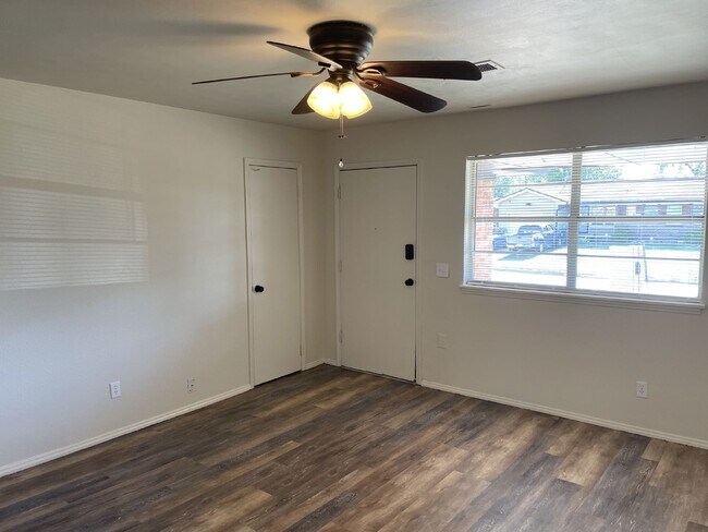 Building Photo - 3 Bedroom in Bethany