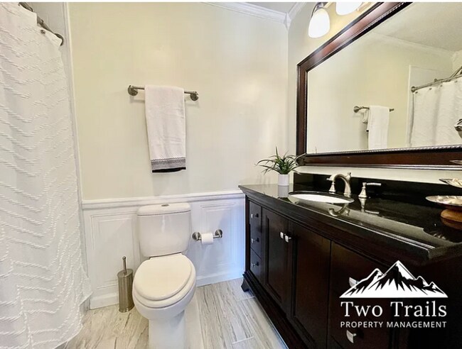 Building Photo - CHARMING UPSTAIRS CONDO IN HENDERSONVILLE