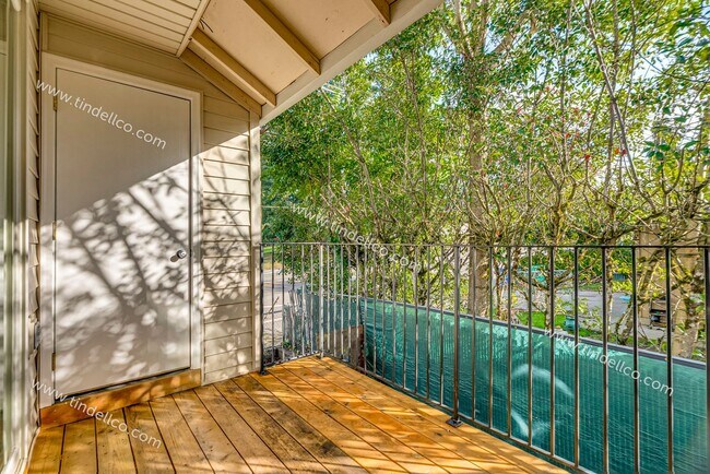 Building Photo - $500 OFF 2ND MONTH RENT** Spacious Pet-Friendly Top-Floor Unit w/ Parking Included!