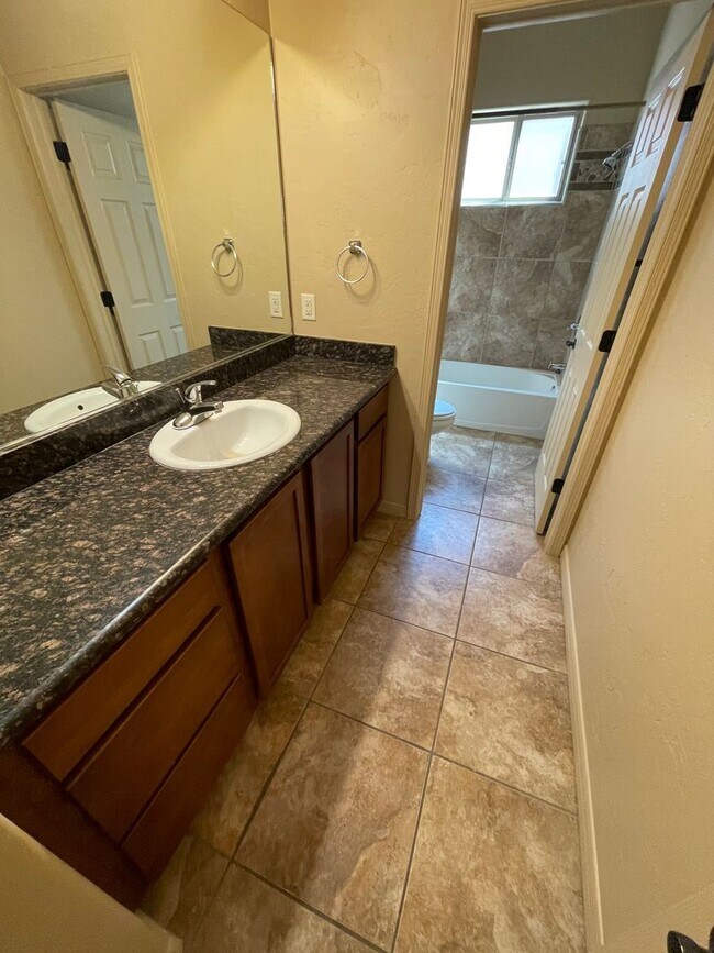 Building Photo - Charming 3 Bedroom, 2 Bath, 2 Car Garage Home - Available Now!