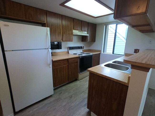 Building Photo - Ground floor condo, feels like home!
