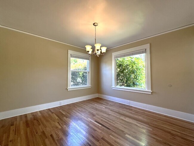 Building Photo - Gorgeous mature home with loads of charm o...