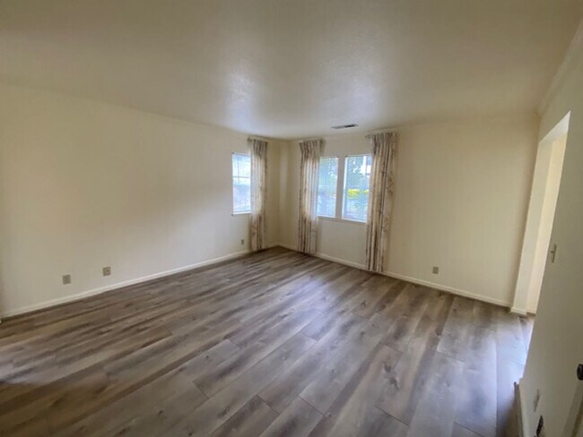 Building Photo - 63 Glen Lake Dr