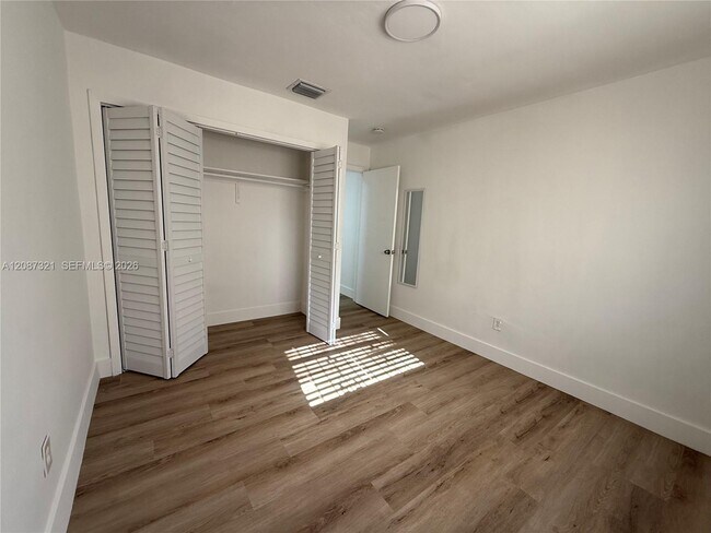 Building Photo - 8860 SW 32nd St