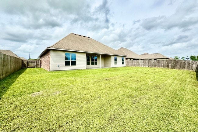 Building Photo - 4 Bedroom House Located in Prairieville with Spacious Rooms and a Large Backyard