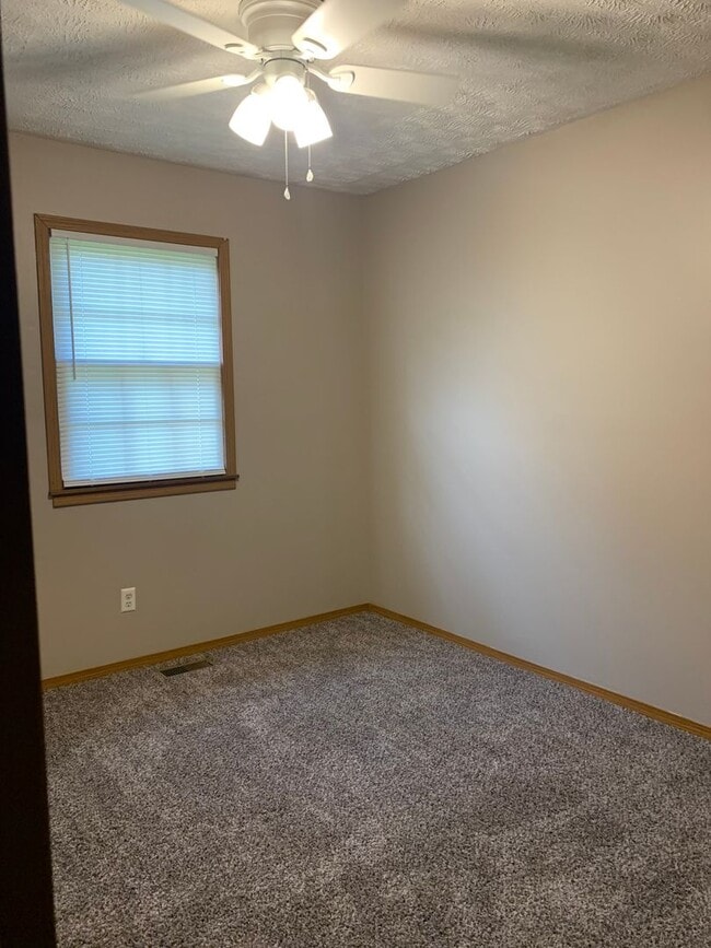Building Photo - Walnut Grove House 3 Bedroom 1 Bath + covered car port!