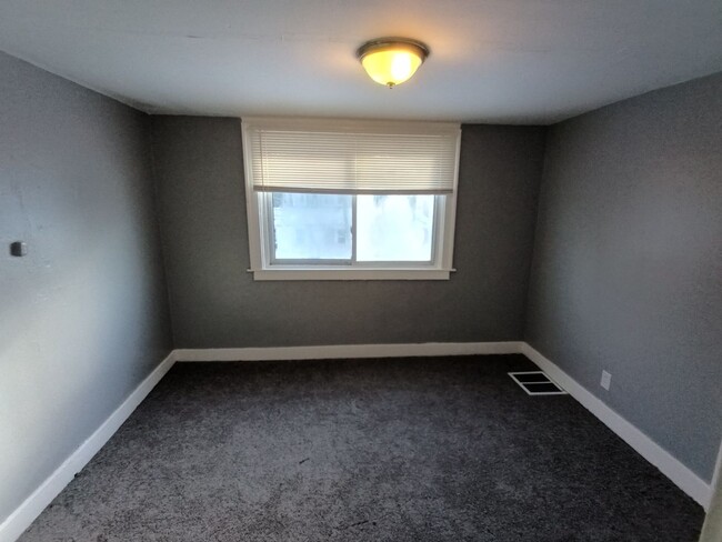 Building Photo - 4 bedroom, 1 bath, now available!