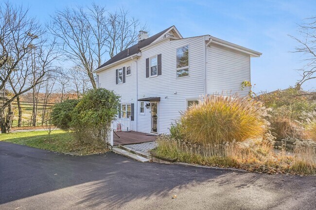 Building Photo - 145 Pleasant Valley Way