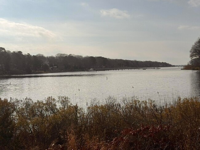 Building Photo - 225 SW Meadows