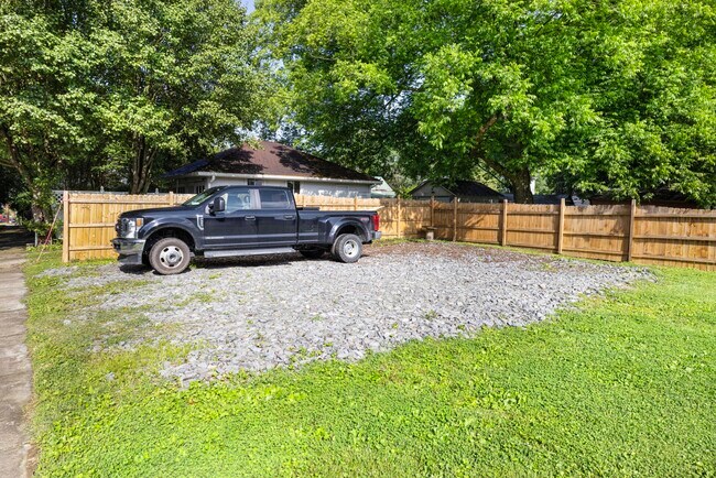 Building Photo - 820 Florida Ave