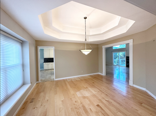 Building Photo - Elegant 4-Bedroom Home in Beautiful Lake S...