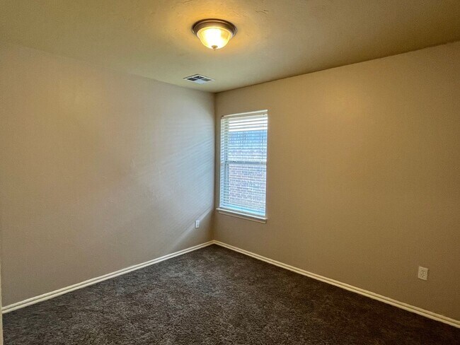 Building Photo - 4 Bed 2 Bath Home in Mustang Schools