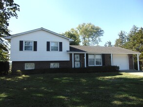 Building Photo - Fayette Family Farm House!