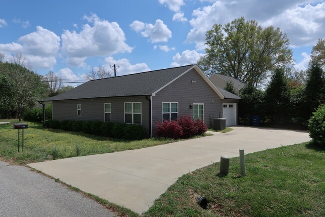 Building Photo - 210 Orch Pk Ln