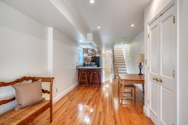 Building Photo - 634 Eislen St