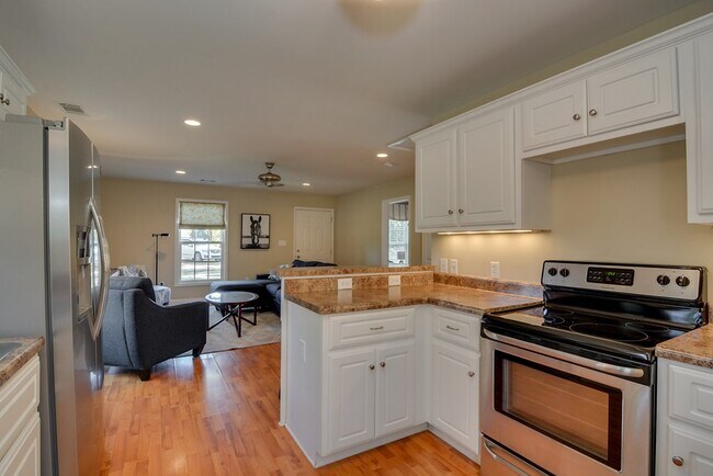 Building Photo - 261 4 Oaks Rd