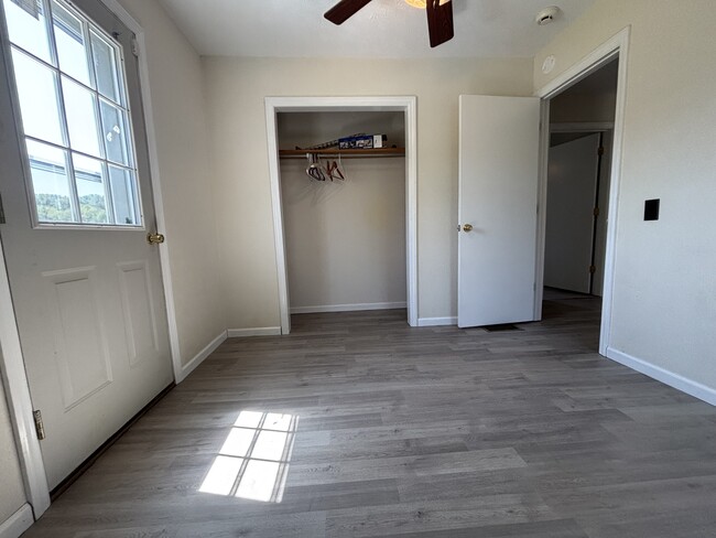 Building Photo - 941 Vista Ln