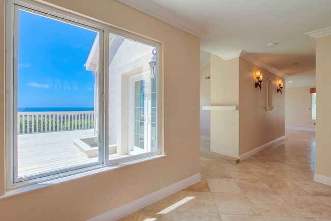 Building Photo - Fantastic ocean views in this spectacular ...