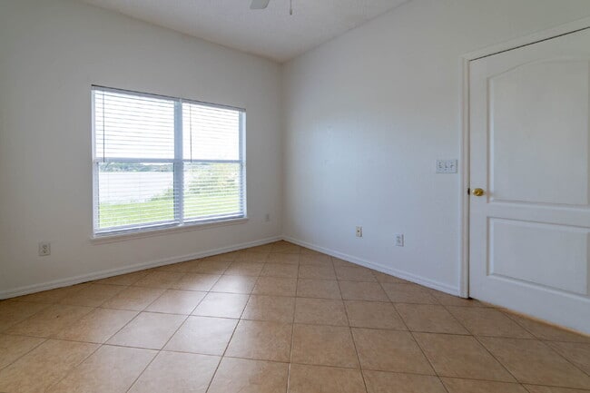 Building Photo - **Charming 4BR/2BA Pond-View Home with Boat Ramp Access – East Orlando **