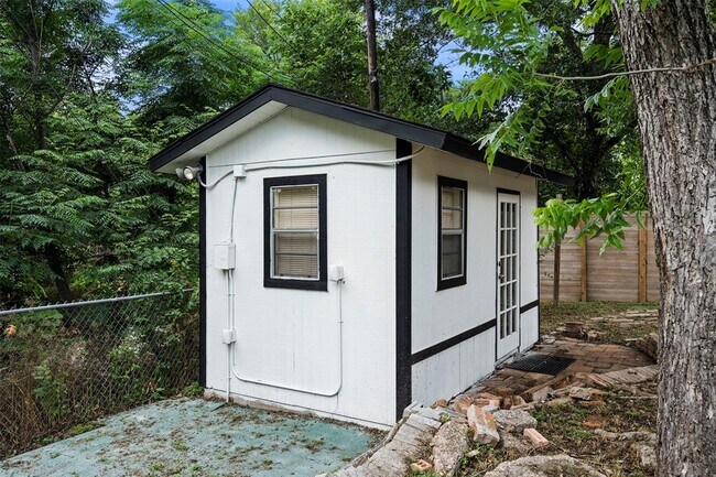 Building Photo - 3002 Brinwood Ave