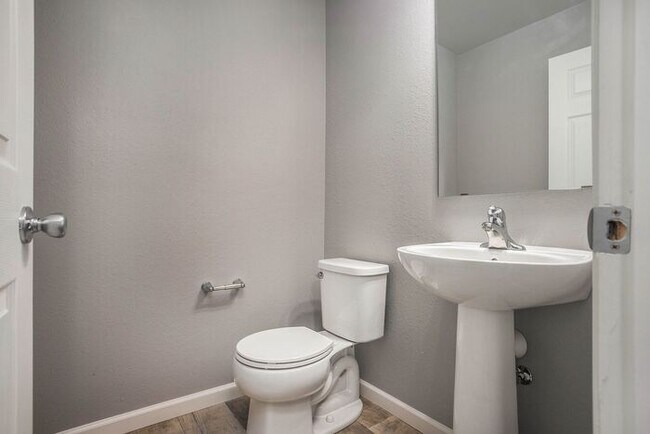 Building Photo - 5643 Claremount St