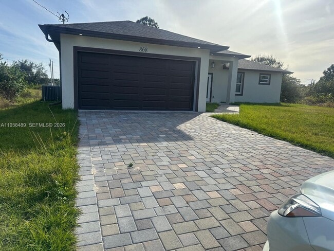 Building Photo - 868 Cervantes St E