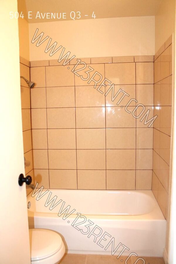 Building Photo - 504 E Ave Q3