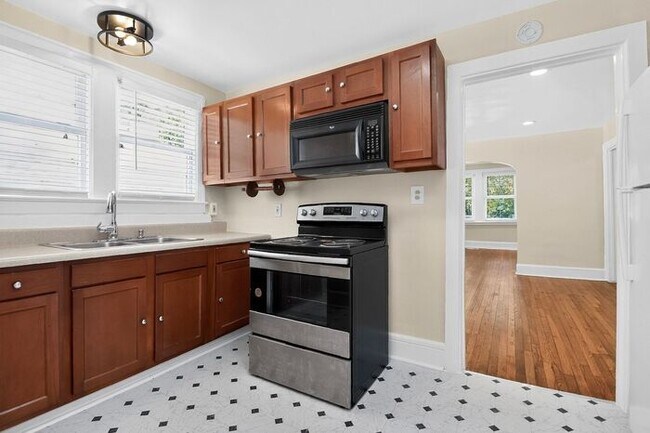 Building Photo - Charming 2BD/1BA Home Near Lakewood Park!