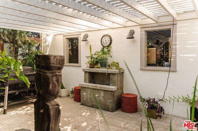 Building Photo - 2027 Canyon Dr