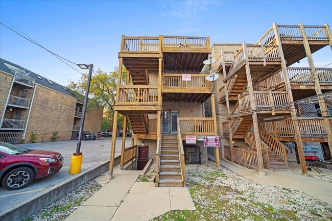 Building Photo - 3 bedroom in Chicago IL 60642