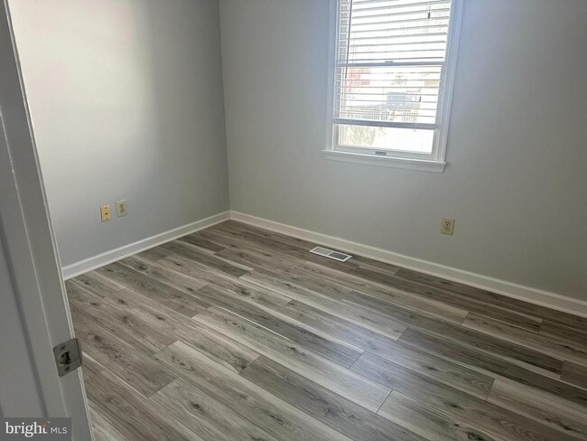 Building Photo - 223 E 8th Ave