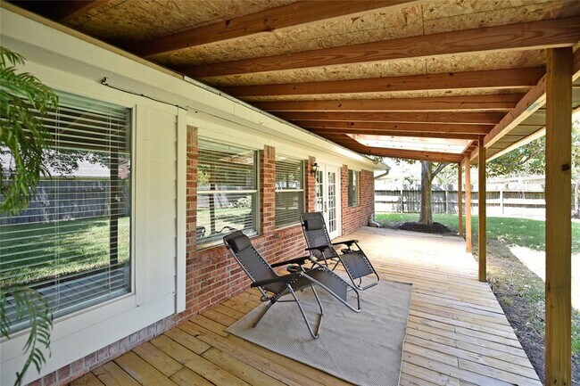 Building Photo - 2035 Shorewood Ln