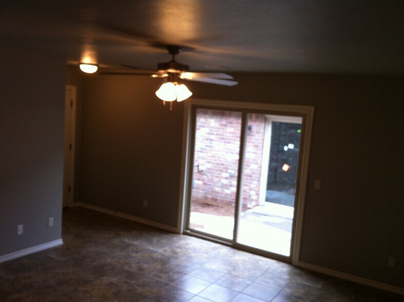 Building Photo - 205 Ashley Dr