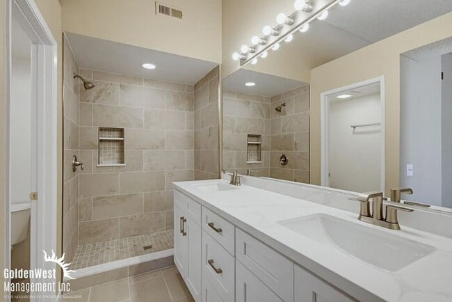 Building Photo - Lovely 3Bdm 2Ba Town-home in Rancho Peñasquitos!