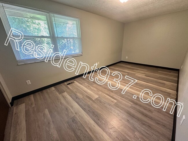 Building Photo - 2 Bed 1 Bath
