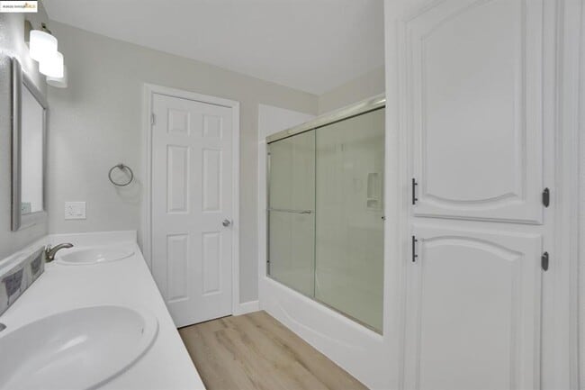 Building Photo - GREAT CUL DE SAC LOCATION IN PRIME TRACY N...