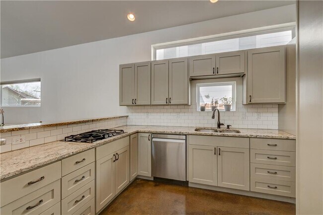 Building Photo - 2715 Zaragosa St