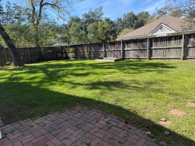 Building Photo - Updated Cottage Home in the Southdowns are...