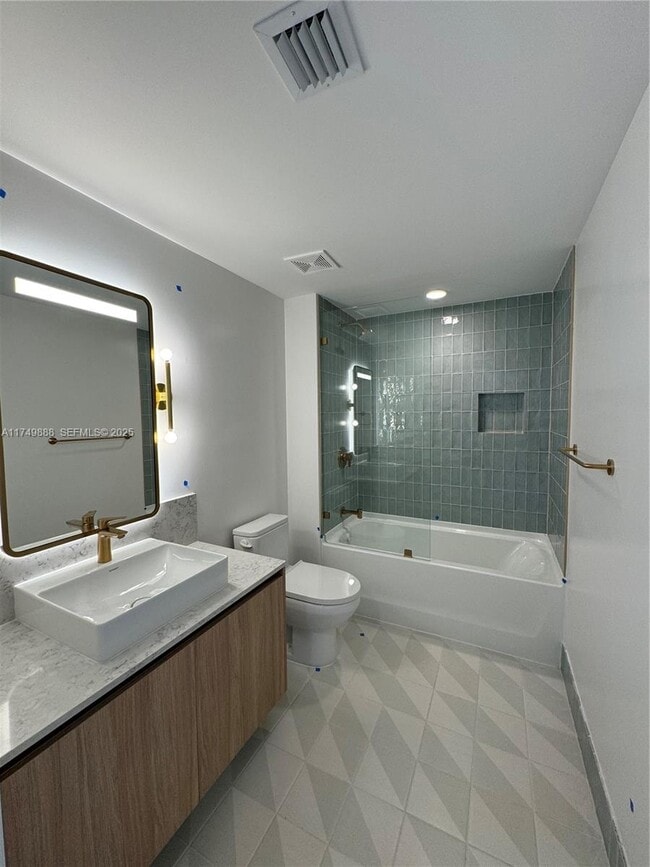 Building Photo - 601 NE 1st Ave