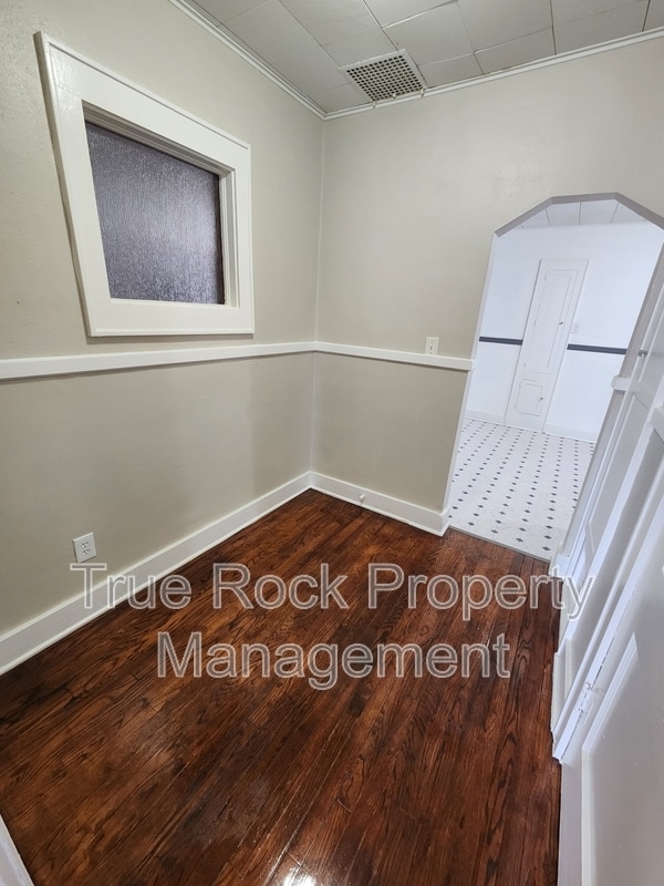 Building Photo - 804 E Main St