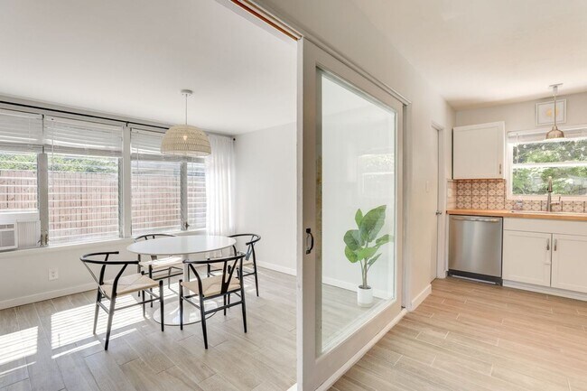 Building Photo - Charming 3/2 Available Now! Furnished or U...