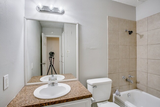 Building Photo - Cute Three Bedroom in Established Area!