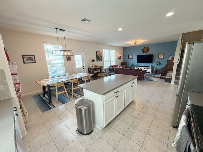 Building Photo - Well Maintained 3 bedroom 2.5 bath in COMAL ISD!