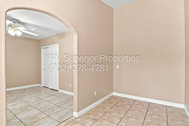 Building Photo - SE!! Stallion Mountain!! Gated!!! Single Story Home!! No Carpets!!! Covered patio!! Water Conditi...