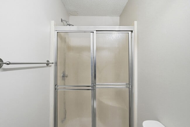 Building Photo - Oakhurst Living at Its Finest (Fresh Paint - New Carpet)