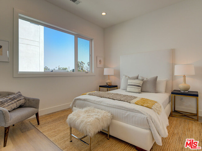 Building Photo - 6016 Comey Ave
