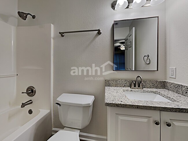 Building Photo - 528 Woodfield Cir
