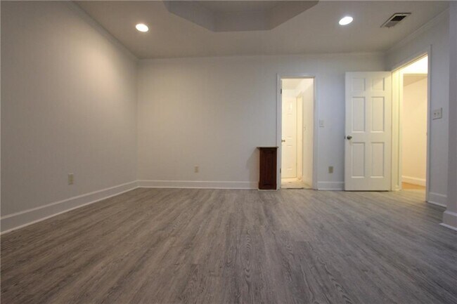 Building Photo - 818 Springlake Rd